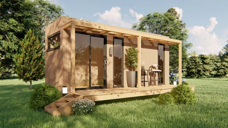 Module en bois avec baie vitrée et pergola, installé au fond d'un jardin