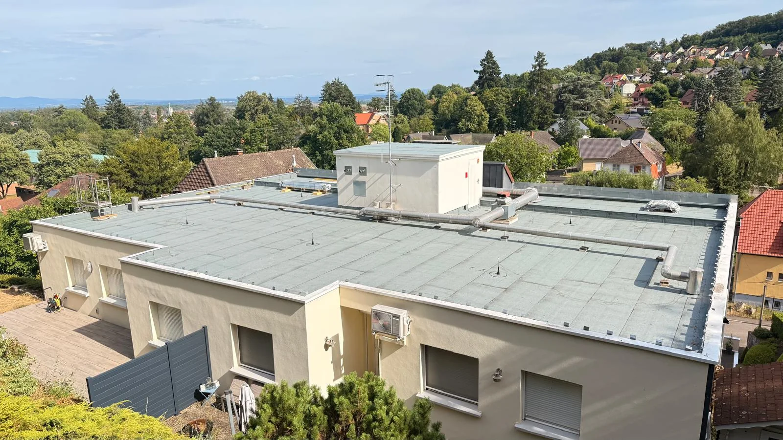 Vue d’ensemble d’un bâtiment à toit-terrasse dans un quartier résidentiel