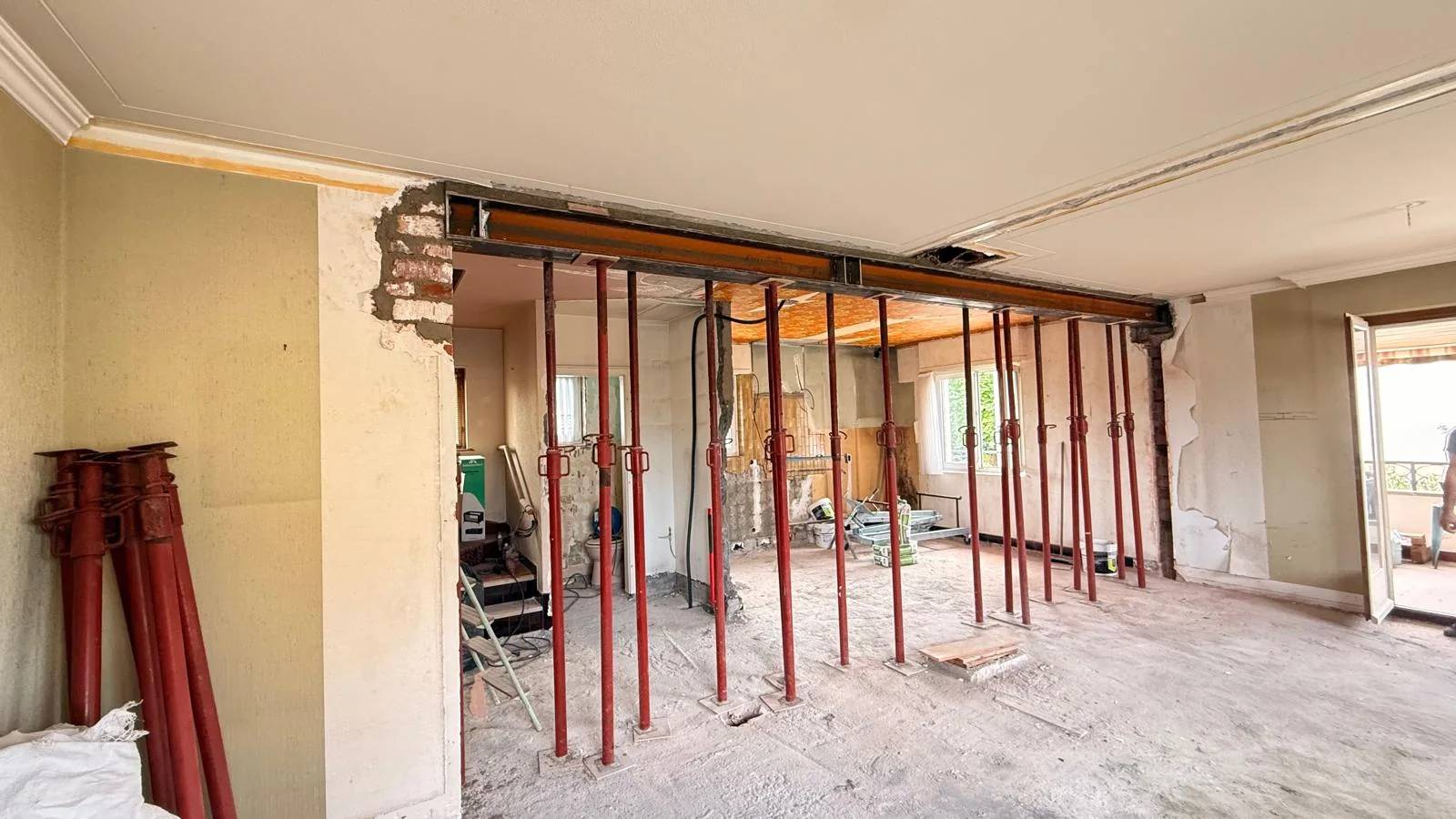 Étais et poutre métallique pour l’ouverture d’un mur porteur dans une maison