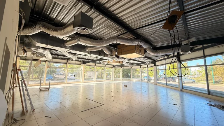 Plateau commercial vitré en cours d’aménagement, réseaux de ventilation en plafond