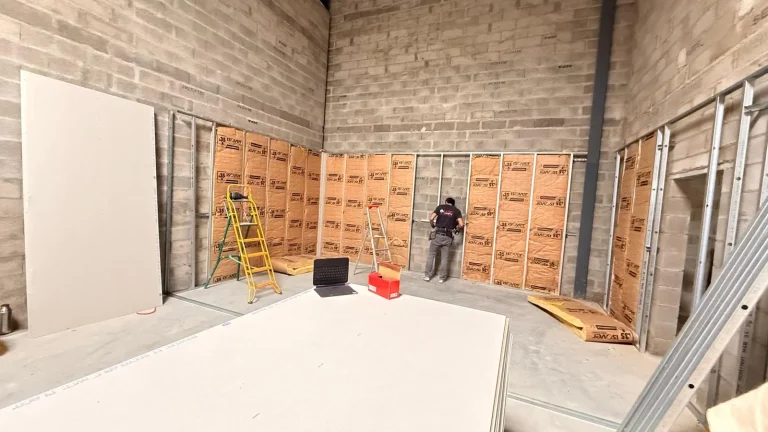Pose des cloisons et de l’isolation dans un local professionnel en blocs béton
