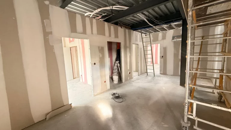Plateau professionnel en cours d’aménagement, cloisons en plaques de plâtre et mezzanine métallique