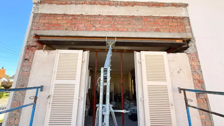 Création d’une ouverture en façade maçonnée avec pose d’un linteau acier sous étaiement