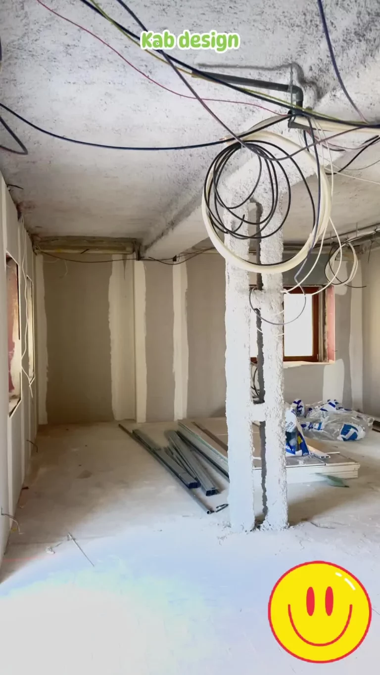 Local professionnel mis à nu avant rénovation complète, gaines électriques en attente