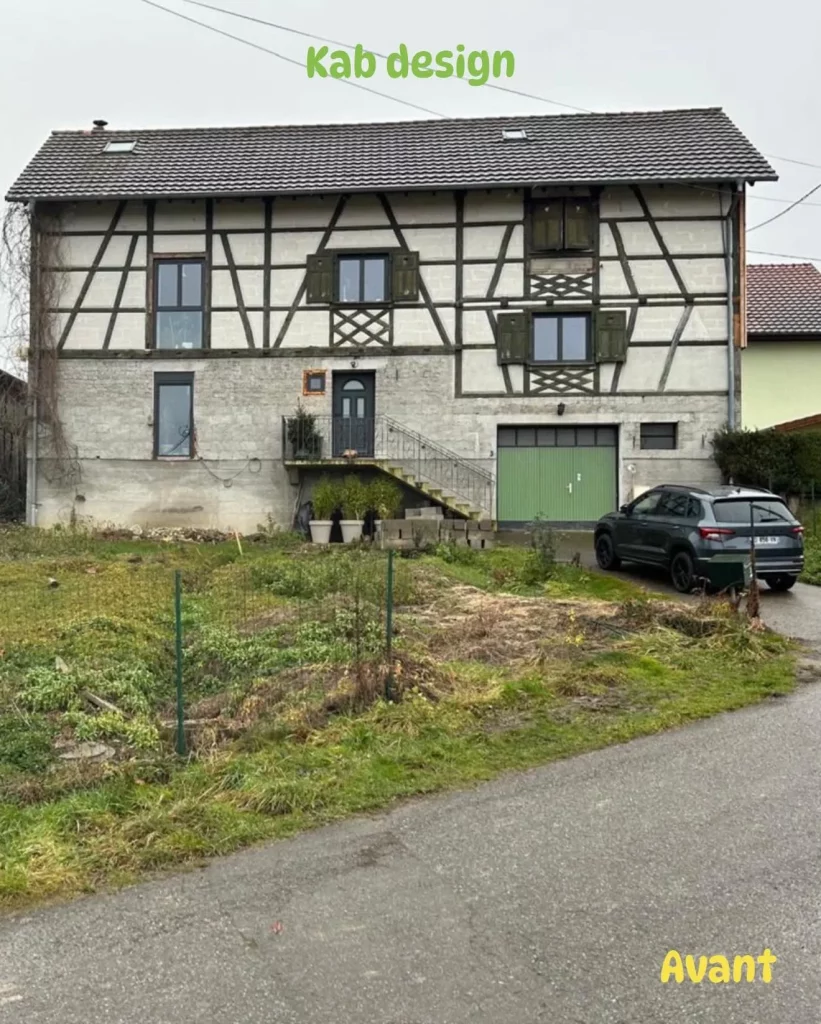 Maison alsacienne à colombages avant la rénovation de sa façade et l'aménagement de son terrain en pente